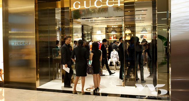Acero revestido en Titanio para diseño interior de las tiendas de Gucci en Tailandia por Inox Metal Art España